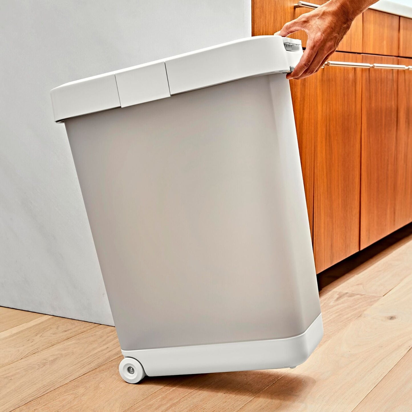 oxo-pet-airtight-food-container-with-scoop-extra-large-g7 pet_7301600_airtight-food-container-extra-large_pdp_05.jpeg