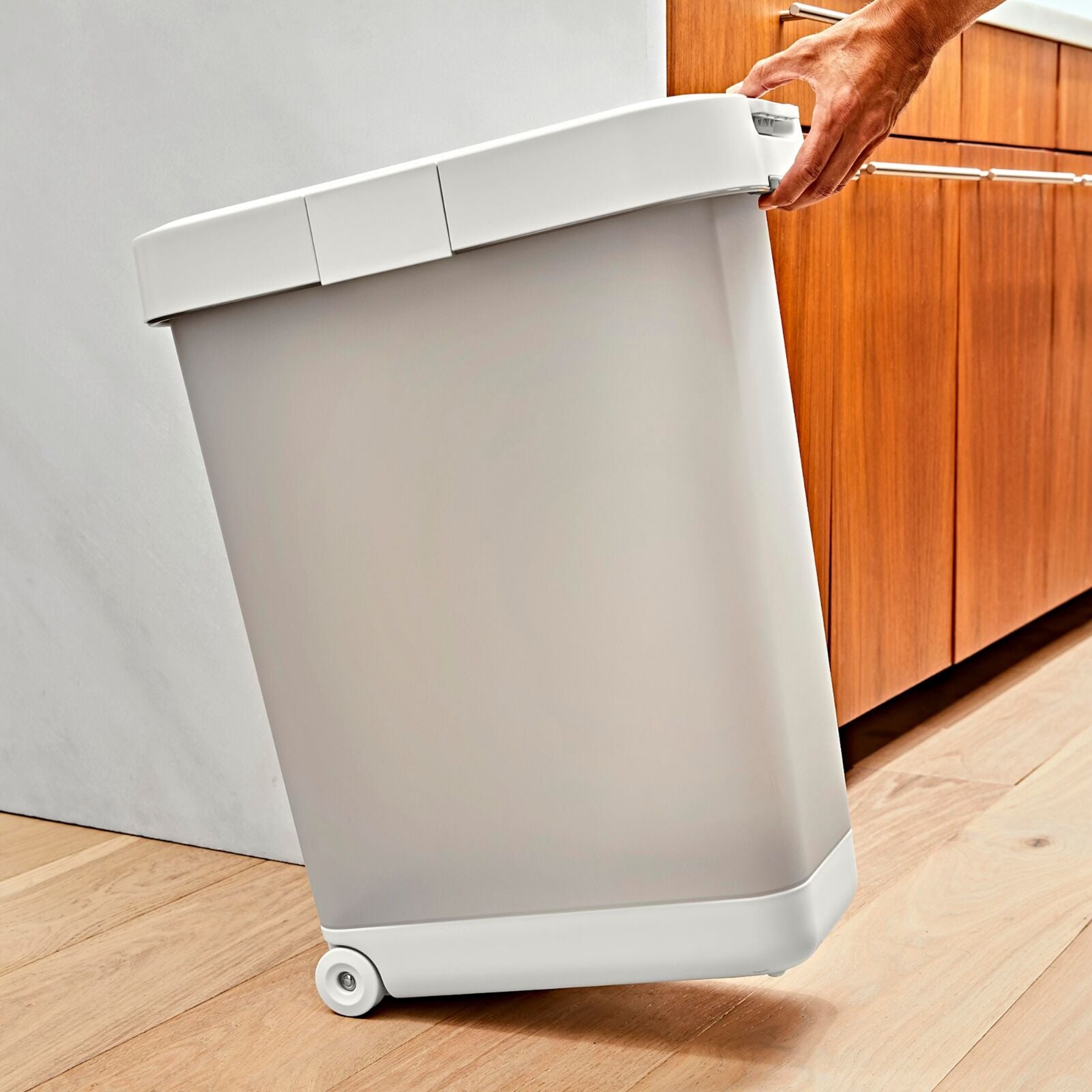 oxo-pet-airtight-food-container-with-scoop-extra-large-g7 pet_7301600_airtight-food-container-extra-large_pdp_05.jpeg
